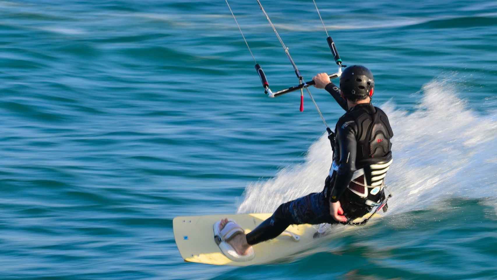 Un hombre practicando 'kite surf' en una imagen de archivo