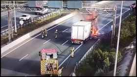Captura de pantalla del vídeo del camión incendiado