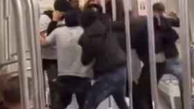 Captura de pantalla del vídeo de la pelea en el metro de Barcelona