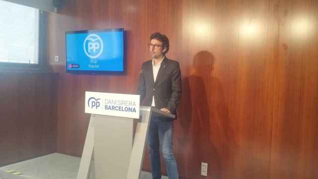 El portavoz del PP en el Ayuntamiento de Barcelona, Juan Milián, en una rueda de prensa este lunes