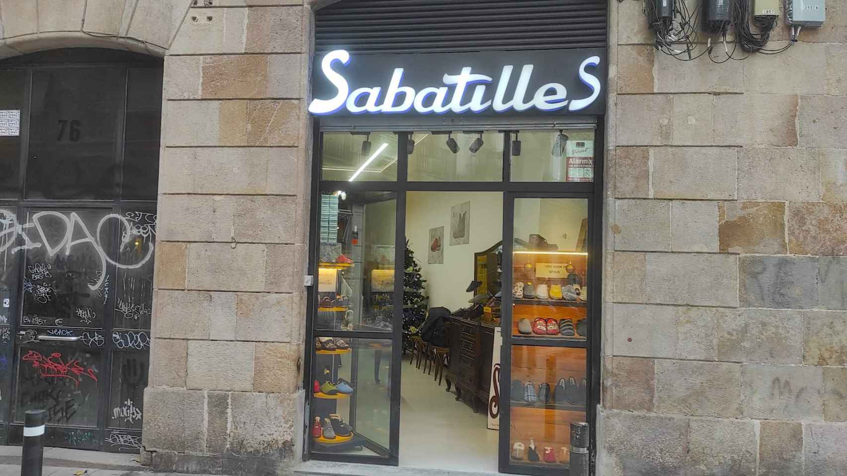 Imagen de la fachada de la alpargatería 'Sabatilles' en Ciutat Vella