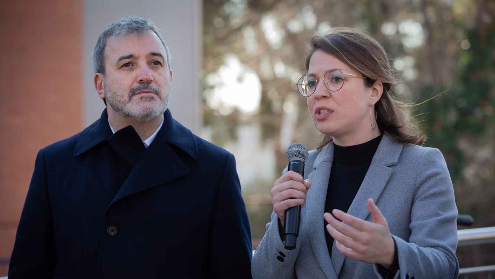 El alcalde de Barcelona, Jaume Collboni, junto a la portavoz de BComú, Janet Sanz