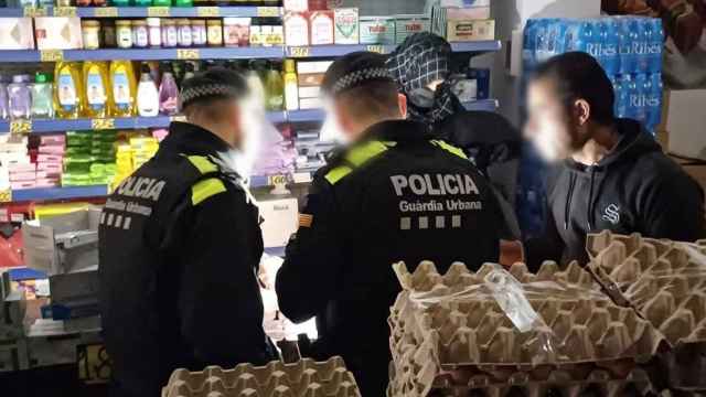 Imagen de la Guardia Urbana de Badalona en el supermercado que tenía la luz pinchada en Artigues