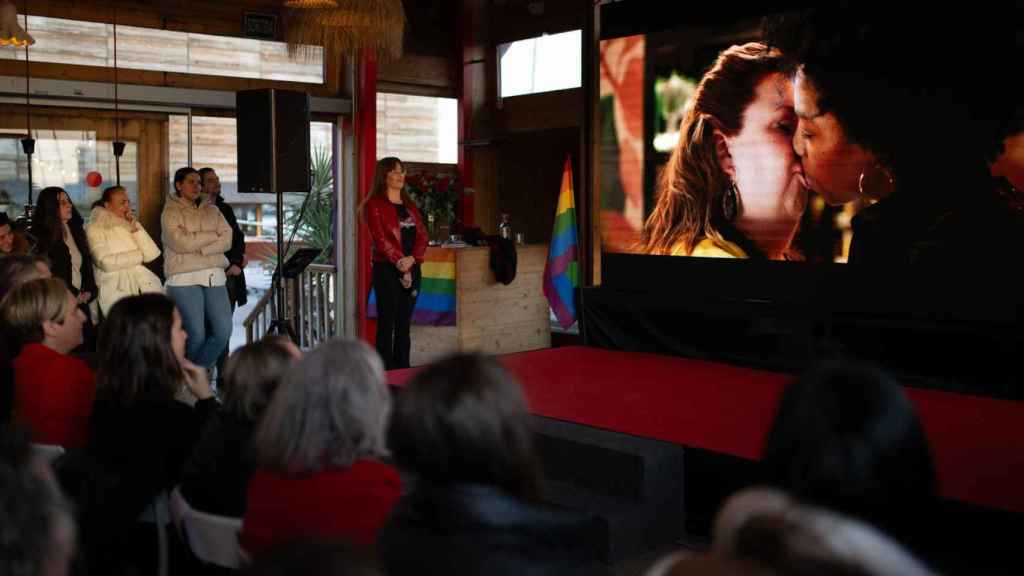 Decenas de personas durante un homenaje póstumo a la actriz Itziar Castro