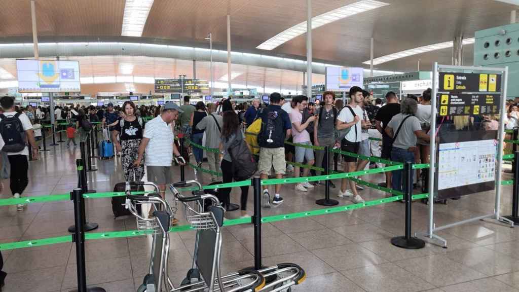 Colas para acceder a un control en el Aeropuerto de Barcelona