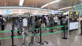 Colas para acceder a un control en el aeropuerto de Barcelona