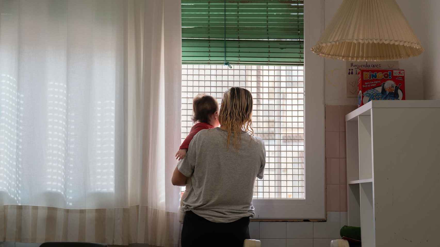 Una mujer con su hija en la cárcel de mujeres de Wad-Ras, en Barcelona