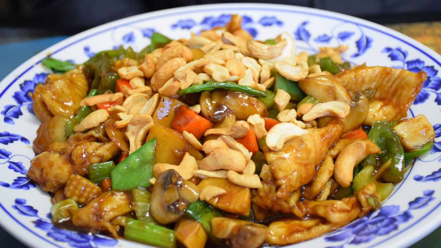 Un plato de comida china en una imagen de archivo