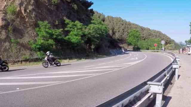 Motos circulan por la carretera de la Arrabassada