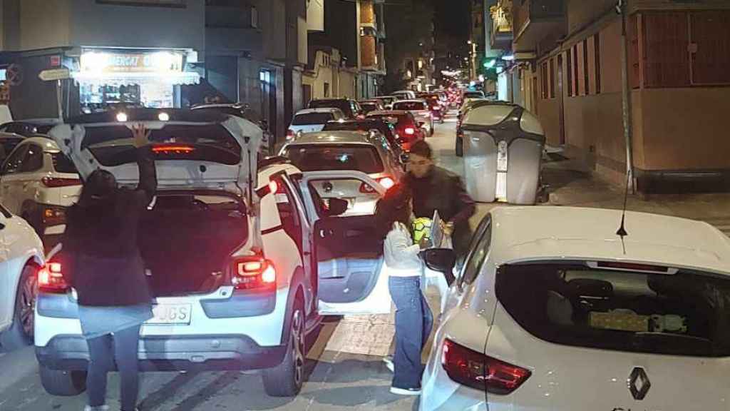 Colas de coches en el centro de Gavà para visitar el ‘Bosc Encantat’