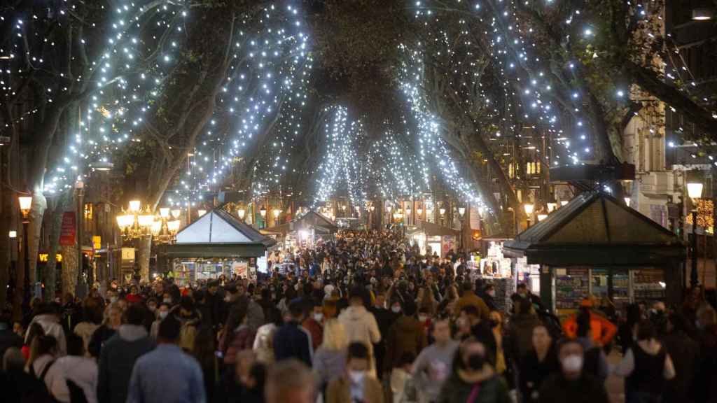 Viandantes caminan por Las Ramblas de Barcelona, en una imagen de archivo.