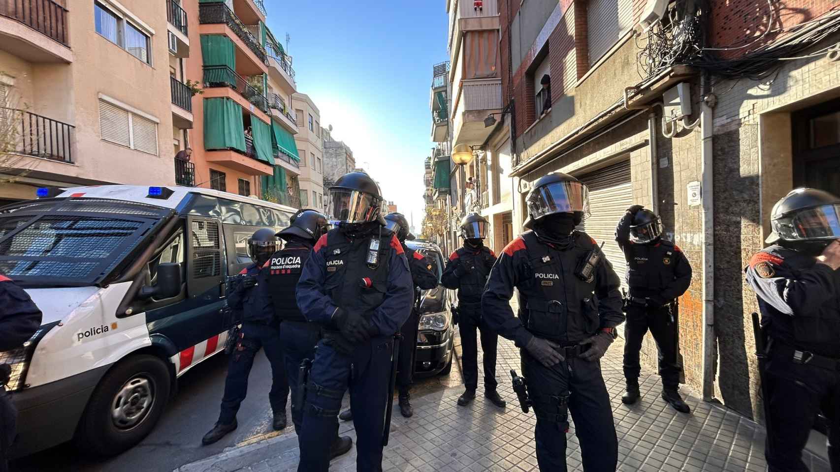 Agentes de la ARRO preparados para el desalojo de Calderón de la Barca, en Badalona