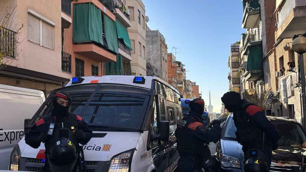 Mossos a las puertas del bloque a punto de desokuparse en Badalona