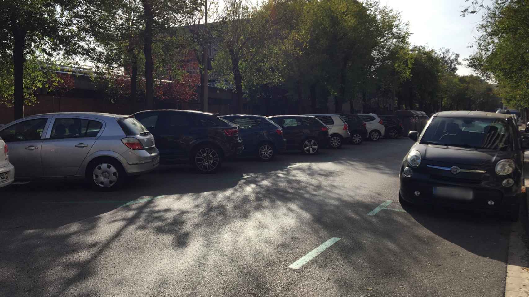 Vehículos estacionados en plazas de área verde de Zona Universitària