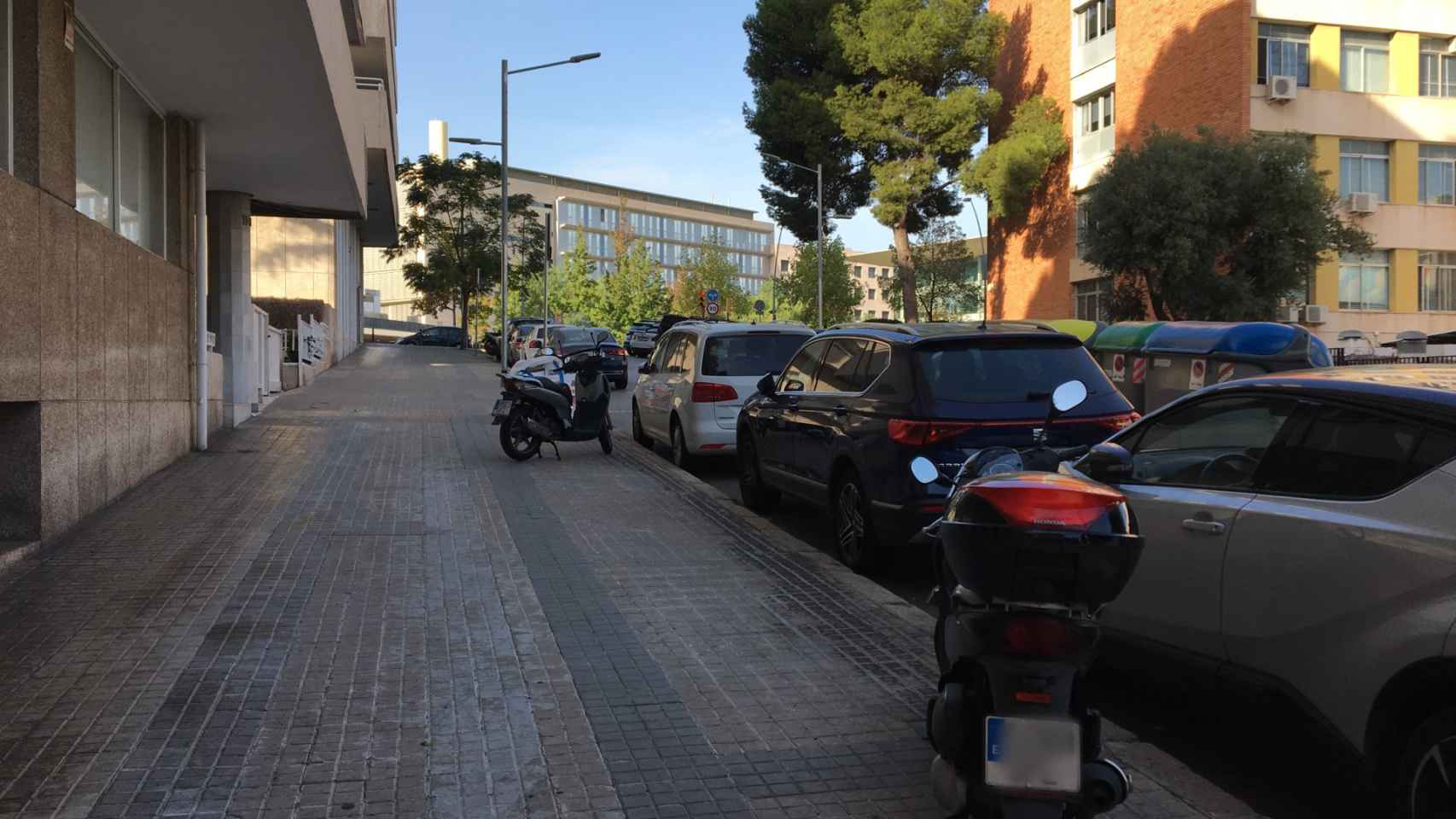 Vehículos aparcados en la calle de Joan Obiols