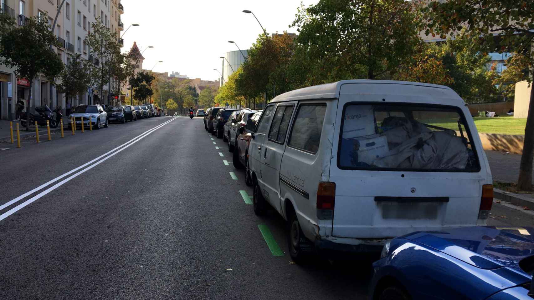 Vehículos estacionados en la calle de Jordi Girona