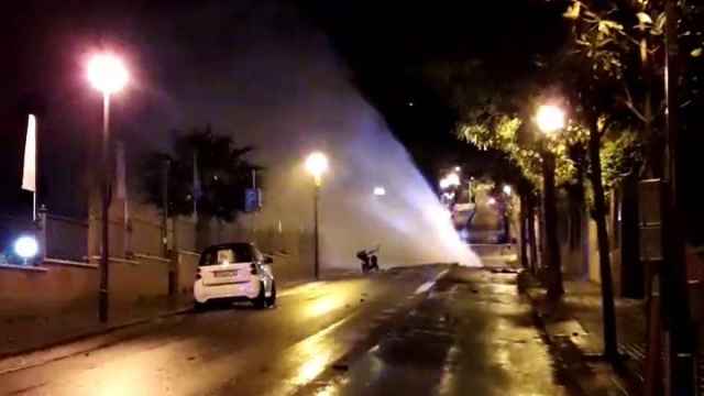 Espectacular fuga de agua en la calle Iradier de Sarrià-Sant Gervasi