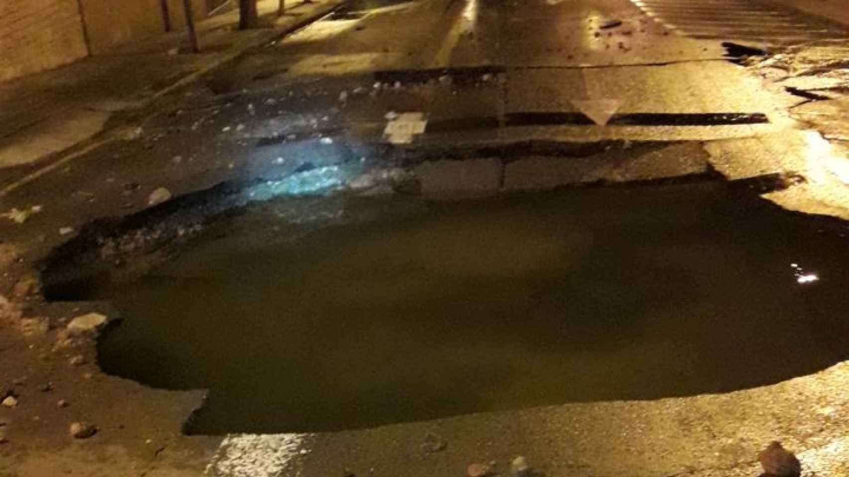Socavón provocado por una fuga de agua en Sarrià-Sant Gervasi