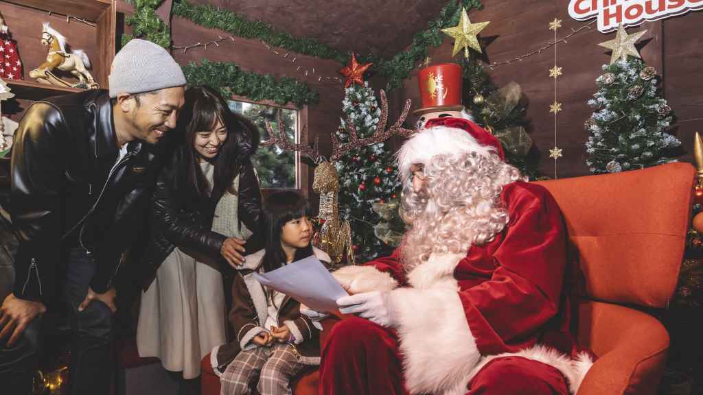 Papá Noel atendiendo a niños en el centro comercial Westfield Glòries