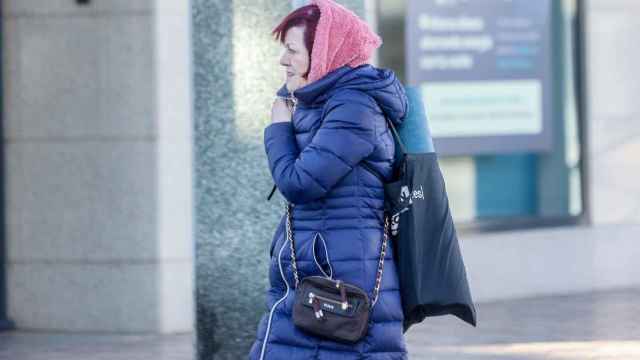 Mujer refugiándose del frío