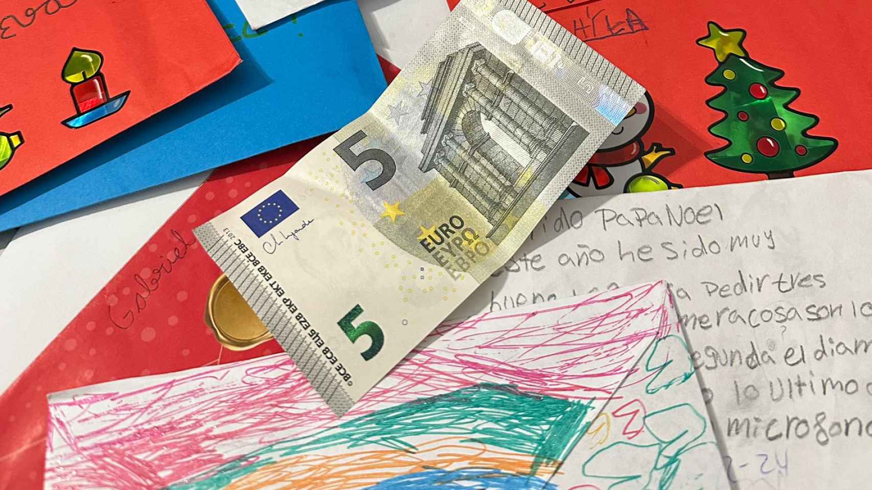 Cartas de los niños con cinco euros en el buzón de Papá Noel de Santa Coloma