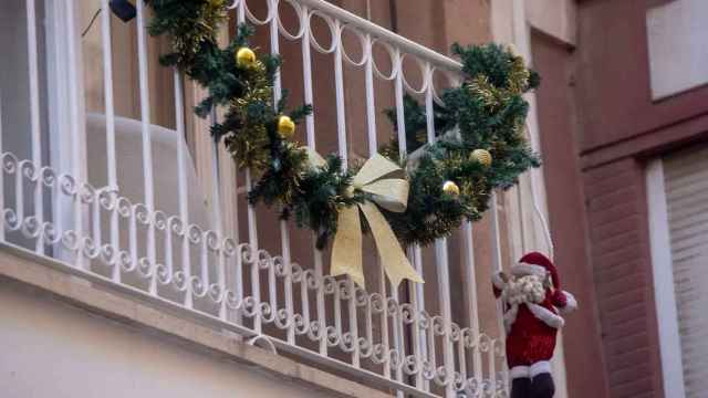 Un balcón decorado por Navidad