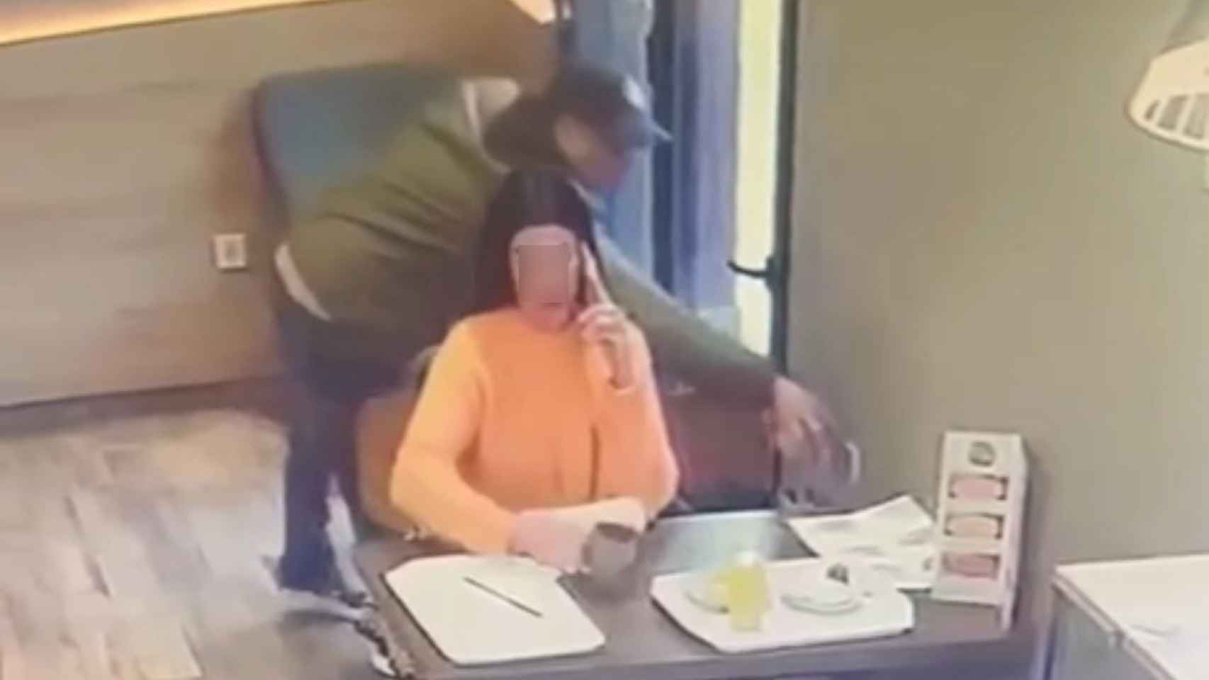 Momento en el que un hombre le roba el bolso a una mujer en Barcelona