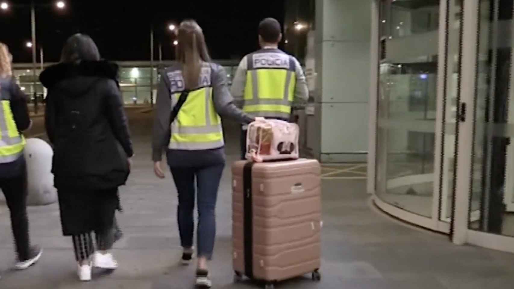 Una mujer paquistaní es liberada por la Policía Nacional