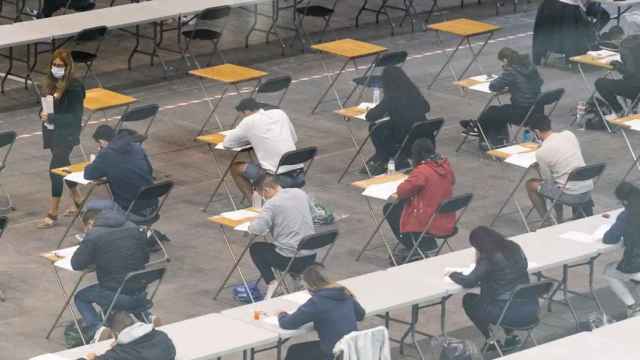 Unos opositores durante los exámenes en Barcelona