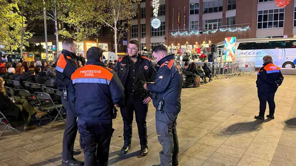 Voluntarios de Protección Civil en la plaza de la Vila de Sant Adrià