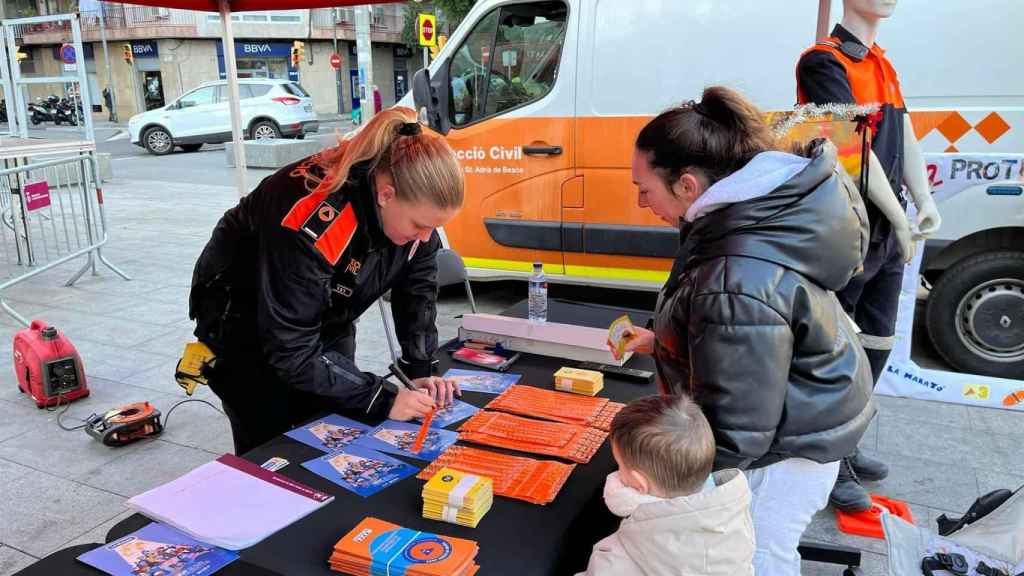 Una voluntaria de Protección Civil en Sant Adrià