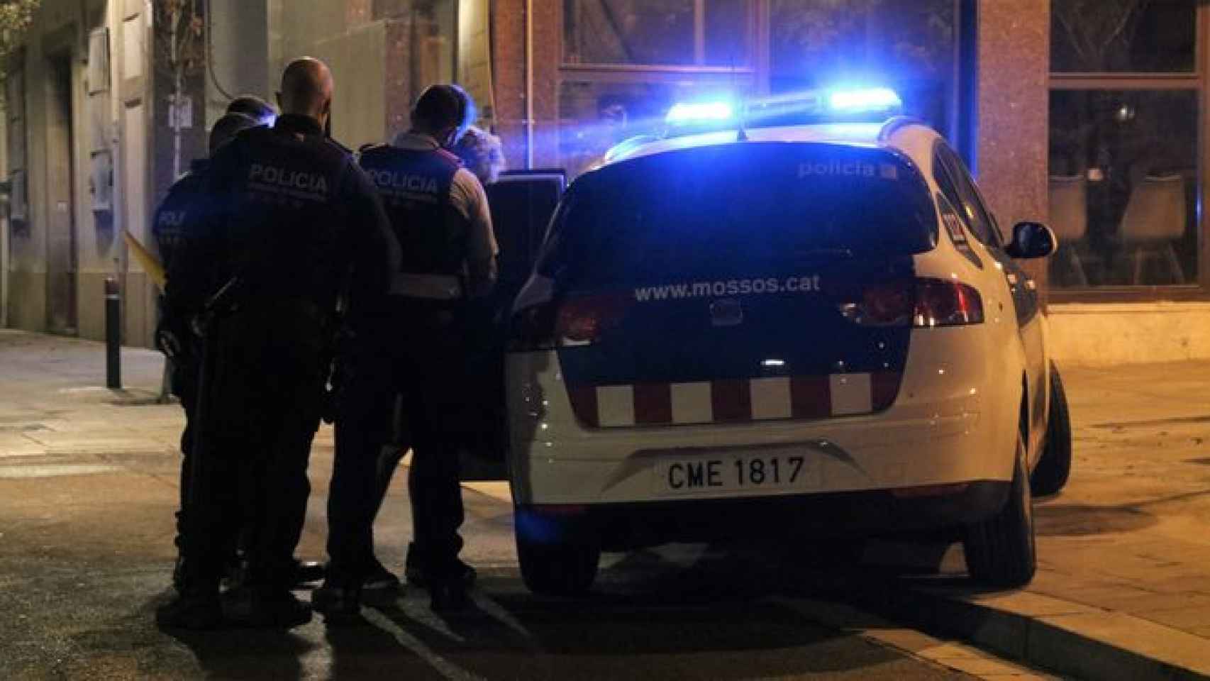Los mossos en una detención en el barrio de Sarrià