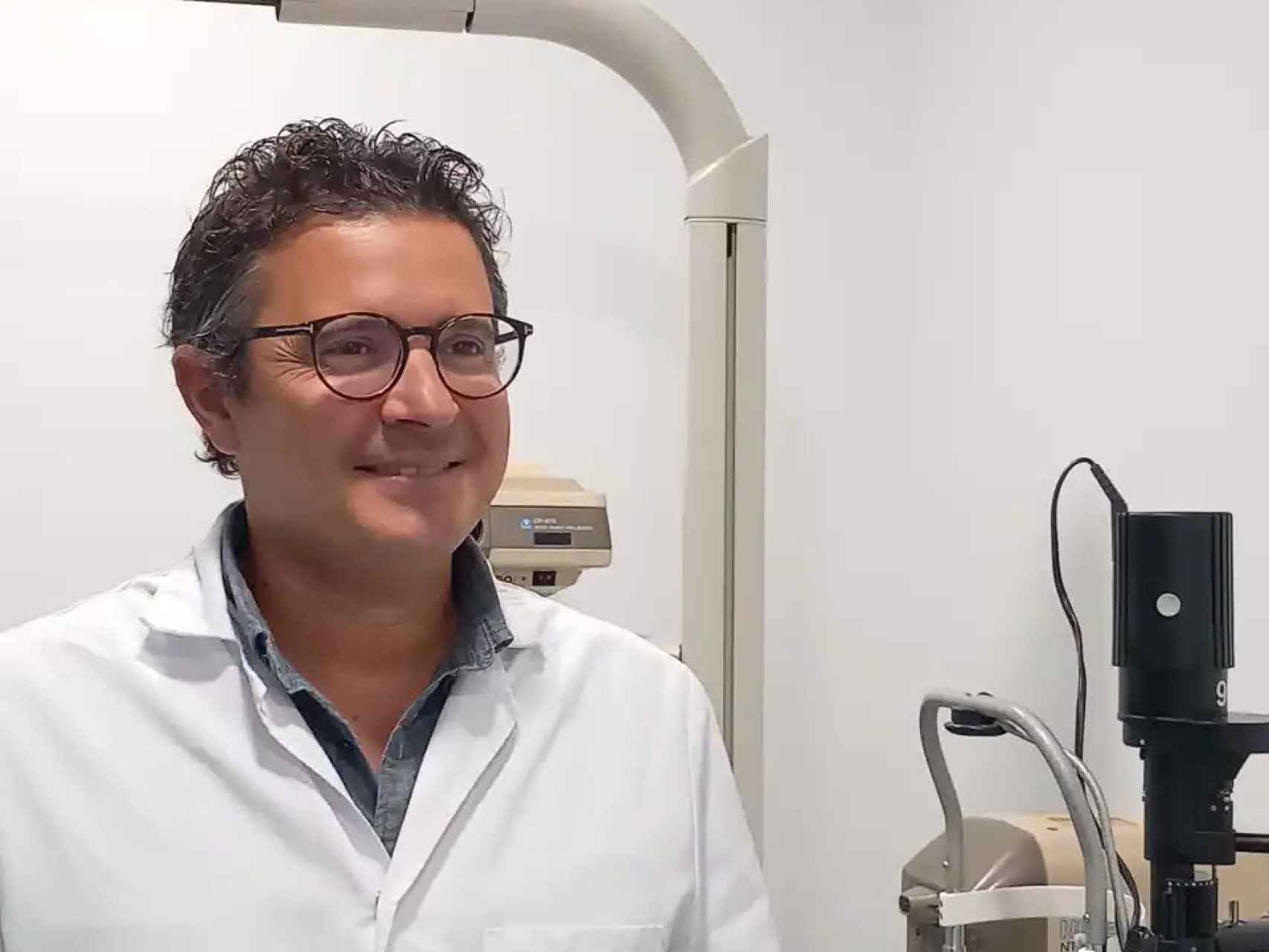 el doctor Carles Barnés, oftalmólogo del Instituto Oftalmológico Quirónsalud Dexeus