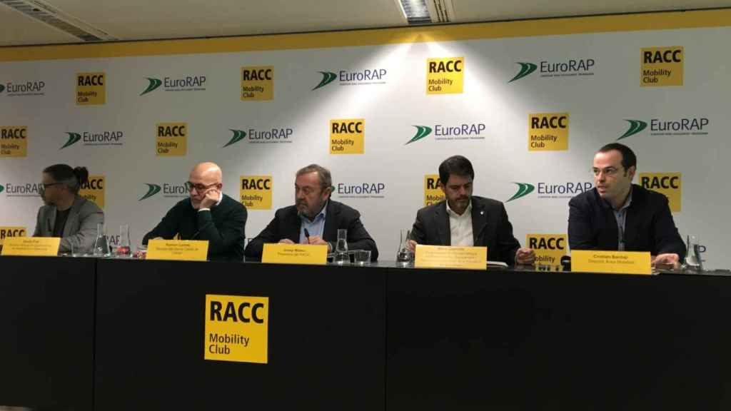 El director general de Infraestructuras de Movilidad de la Generalitat, David Prat; el director del Servei Català de Trànsit, Ramon Lamiel; el presidente del RACC, Josep Mateu; el vicepresidente 4º y diputado delegado de Infraestructuras, Equipamiento y Patrimonio Arquitectónico de la Diputació de Barcelona, Marc Castells; y el director del Área de Movilidad del RACC, Cristian Bardají, durante la presentación del estudio