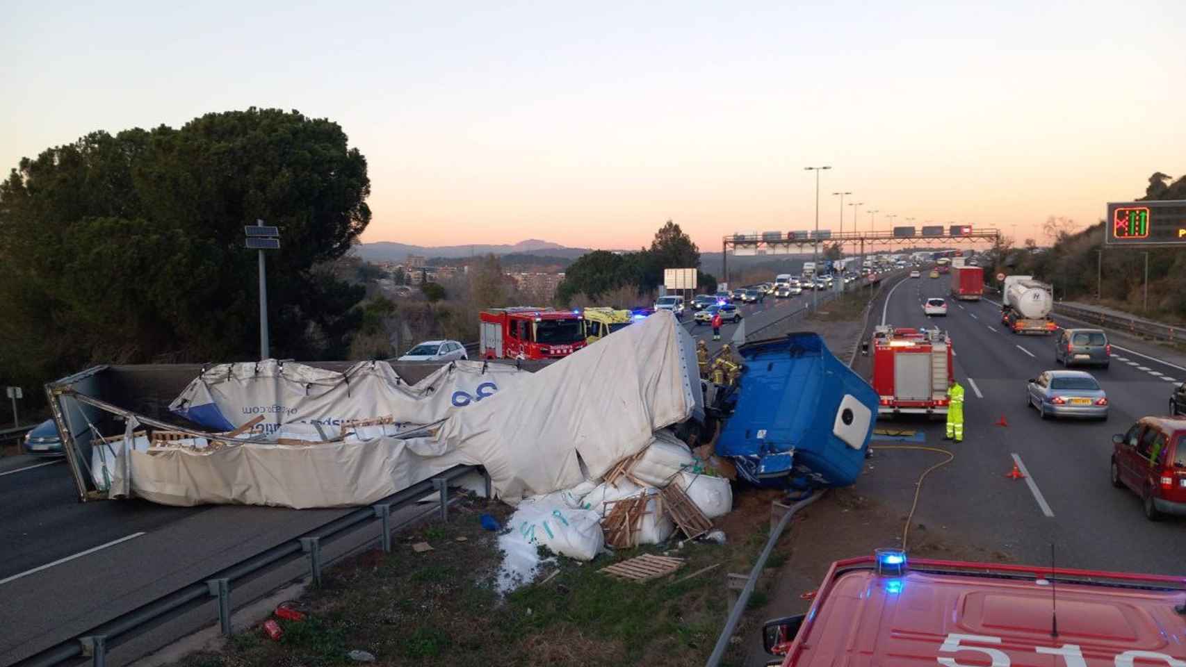 Un camión de mercancías vuelca en la AP-7 en Martorell