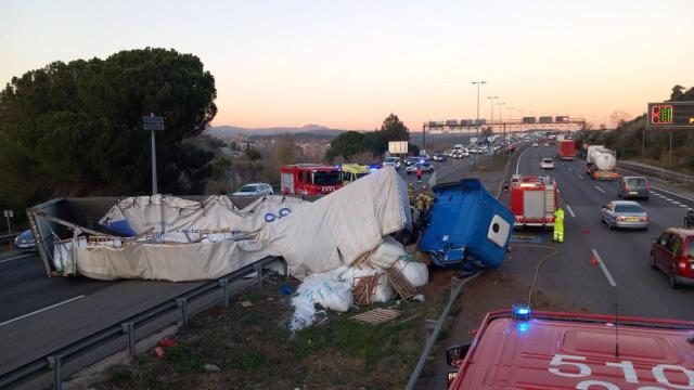 Un camión de mercancías vuelca en la AP-7 en Martorell