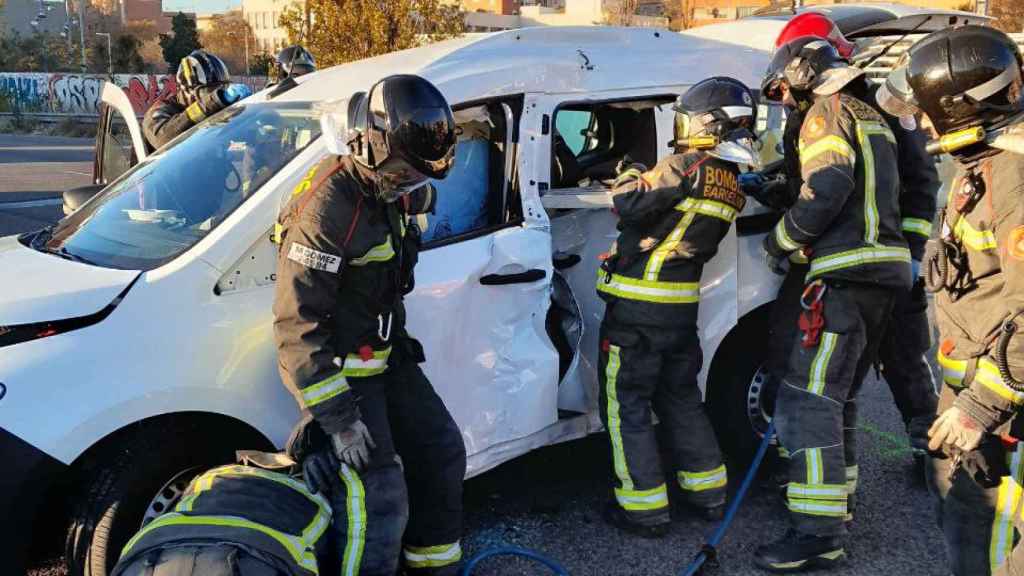 Un autobús con 50 personas a bordo choca contra un coche en Barcelona