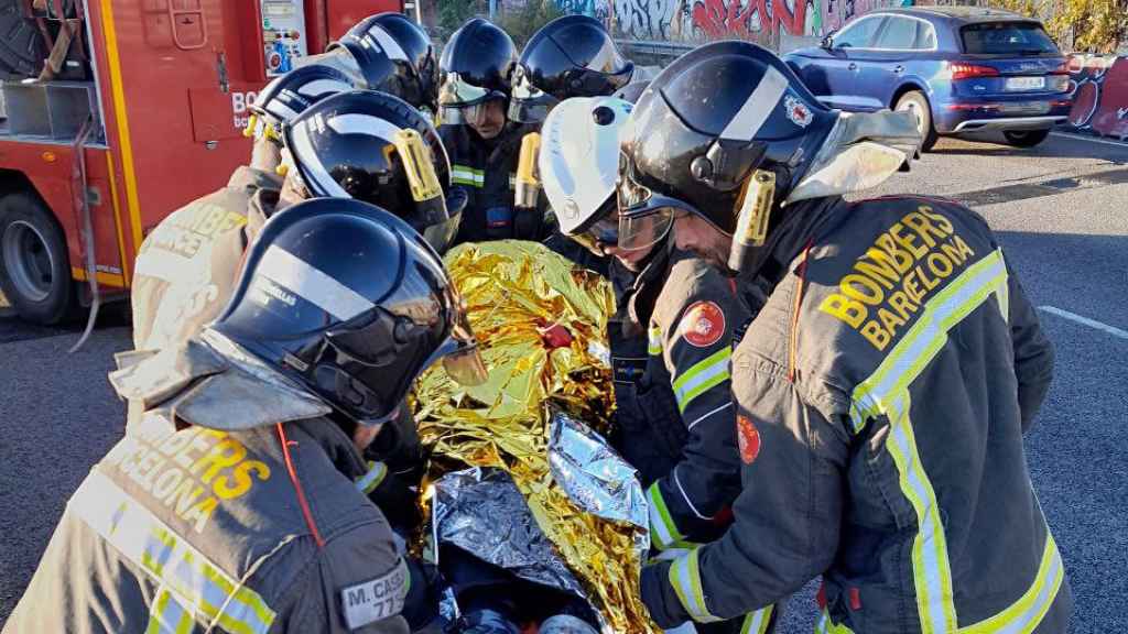 Los bomberos asistiendo al hombre que ha resultado herido tras el accidente