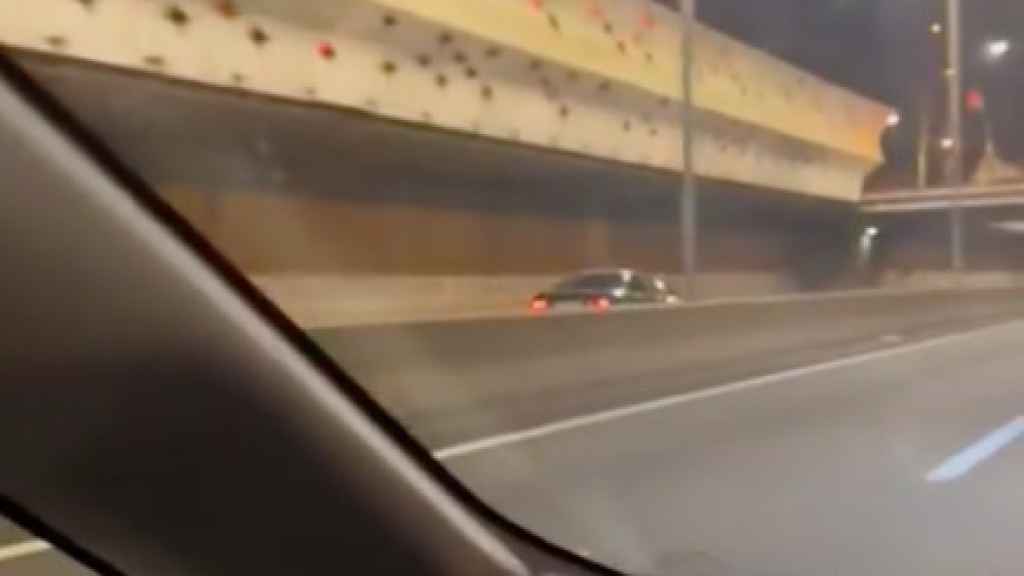 Un coche circula en sentido contrario por Gran Via de les Corts Catalanes