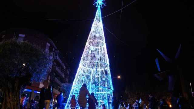 Vandalizan el árbol de Navidad del barrio de Llefià de Badalona