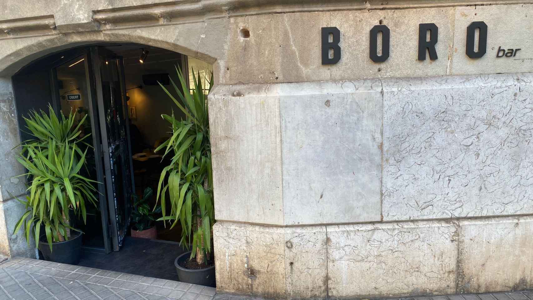 Así ha quedado la puerta del Boro Bar de Barcelona tras el robo con alunizaje