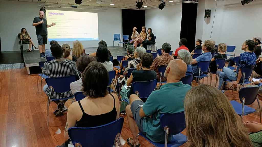 Una de las reuniones de la Igualitària, el economato cooperativo que abrirá en Poble Sec