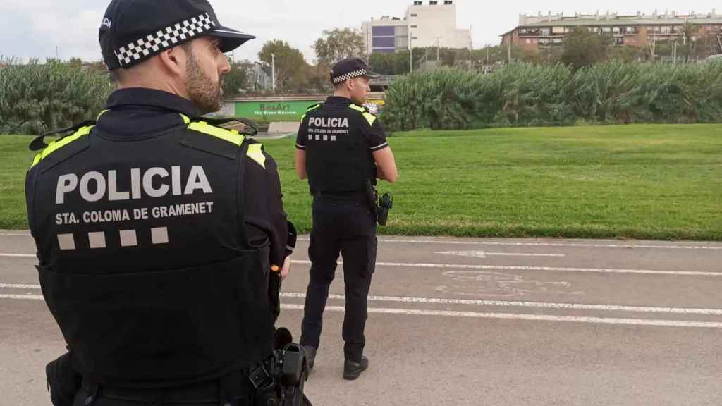 Agentes de la Policía Local de Santa Coloma controlan la circulación de VMP en el río Besòs