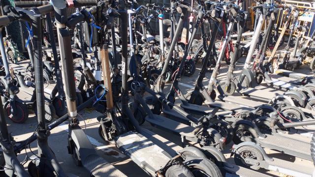 Patinetes eléctricos amontonados en el depósito municipal de Santa Coloma