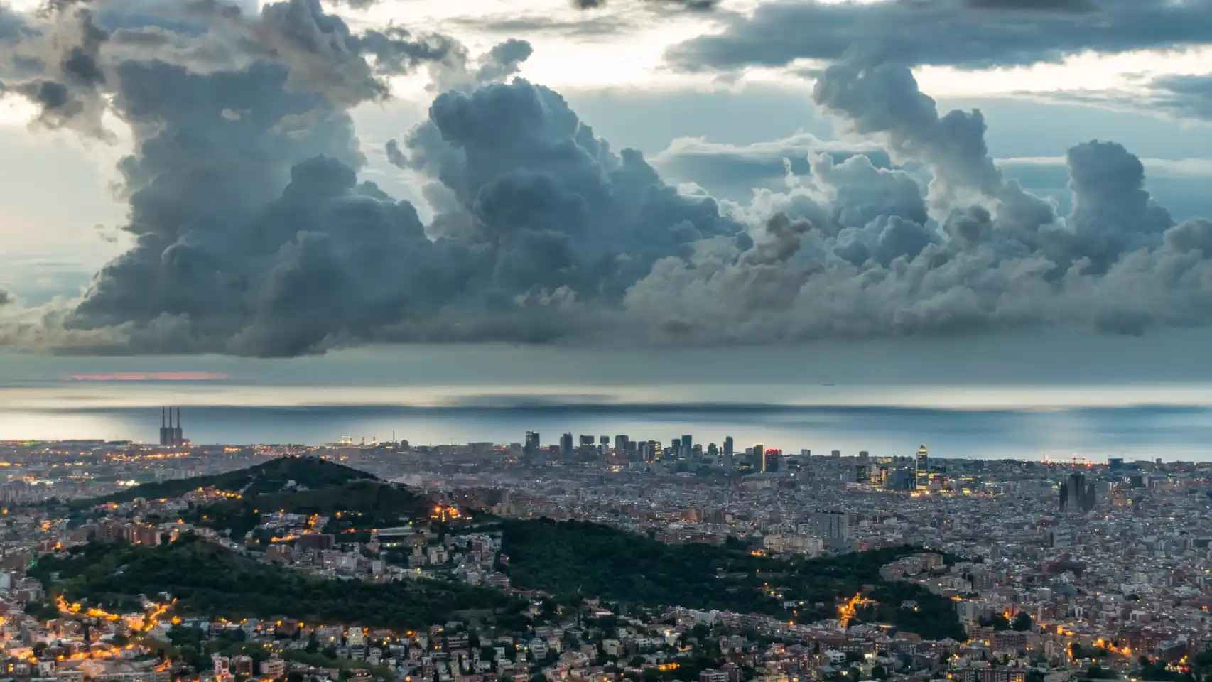 Vista panorámica de Barcelona con el cielo totalmente nublado
