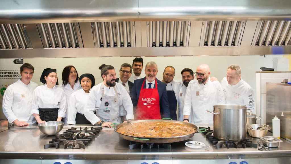 Collboni y los cocineros de Estrella Michelin que participan en la iniciativa 'Barcelona, un Nadal per a tothom'