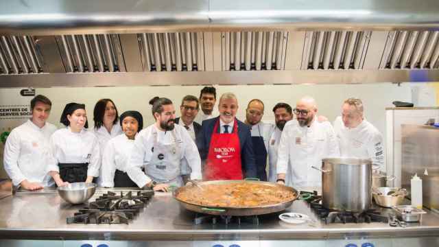 Collboni y los cocineros de Estrella Michelin que participan en la iniciativa 'Barcelona, un Nadal per a tothom'