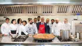 Collboni y los cocineros de Estrella Michelin que participan en la iniciativa 'Barcelona, un Nadal per a tothom'