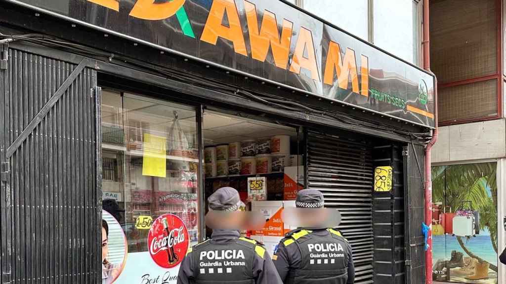 Agentes de la Guardia Urbana intervienen en un supermercado AWAMI de Badalona