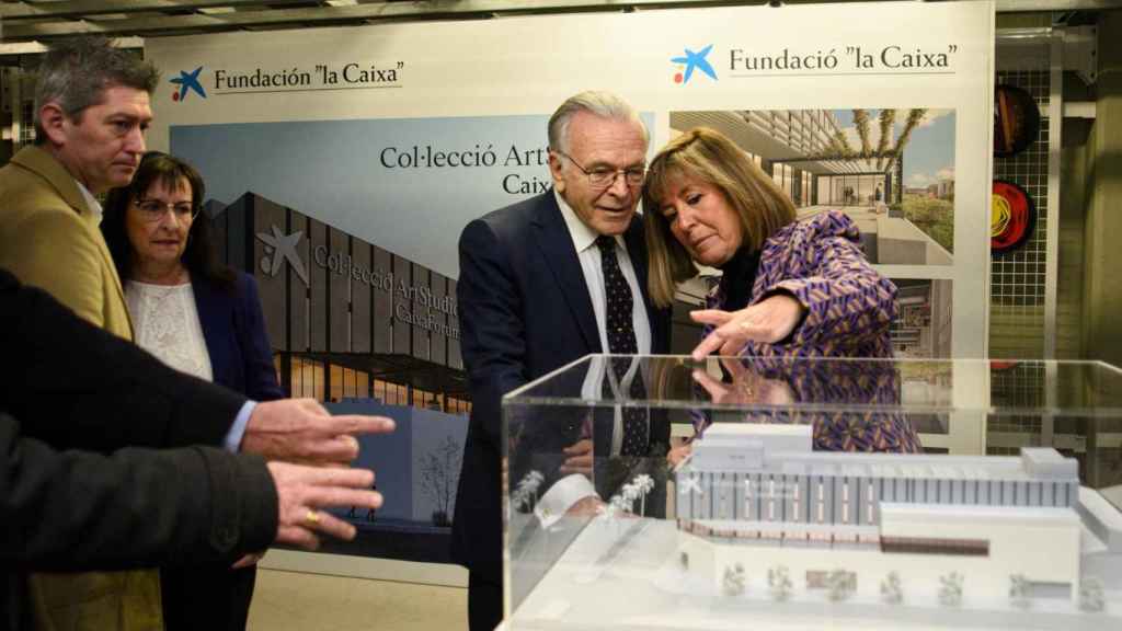 El presidente de la Fundación La Caixa, Isidre Fainé, y la alcaldesa de L'Hospitalet de Llobregat, Núria Marín, observan la maqueta